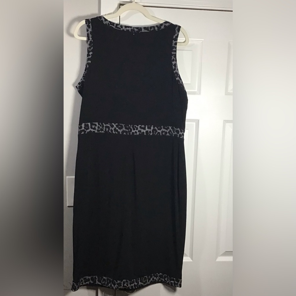 Michael Kors Sleeveless Round neck Elegant Black and White Patterned  Trim Dress - Picture 2 of 8